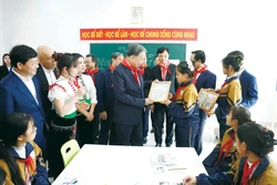 នាថ្ងៃទី ៣១ ខែ មករា លោកអគ្គលេខាបក្ស តូឡឹម អញ្ជើញចូលរួមពិធីសម្ពោធនិងអញ្ជើញសួរសុខទុក្ខថ្នាក់រៀននៃសាលាចំណេះទូទៅអន្តេវាសិកអន្តរកម្រិតបឋមសិក្សានិងមធ្យមសិក្សាបឋមភូមិ ស៊ីប៉ាភីន ឃុំ ស៊ីប៉ាភីន (ខេត្ត ដៀនបៀន)។ នេះជាគម្រោងដំបូងសម្រេចគោលដៅក្នុងយុទ្ធនាការសាងសង់ចំនួន ២៤៨ សាលារៀនតំបន់ព្រំដែនរបស់បក្សនិងរដ្ឋ។