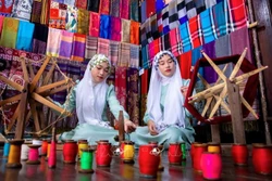 បរិយាកាសចម្រុះពណ៌នៅសិប្បកម្មតម្បាញសំពត់សង្កិម ​ម៉ូហាម៉ាច់ នៅ​ភូមិ ភុមស្វយ ឃុំ​ ចូវផុង ទីរួមខេត្ត ​តឹនចូវ (ខេត្ត ​អានយ៉ាង) ទាក់ទាញ​យុវមិត្តៗ ជនជាតិ ​ចាម មក​ទស្សនា ឆ្លងកាត់​បទពិសោធ។ រូបថត៖ ទីភ្នាក់ងារព័ត៌មានវៀតណាម