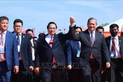 លោកនាយករដ្ឋមន្ត្រី ផាម មិញជិញ និងនាយករដ្ឋមន្ត្រី កម្ពុជា ហ៊ុន ម៉ាណែត អញ្ជើញចូលរួមពិធីសម្ពោធគូច្រកទ្វារព្រំដែនអន្តរជាតិ តឹនណាម - ម៉ឺនជ័យ។ រូបថត៖ យឿងយ៉ាង - ទីភ្នាក់ងារព័ត៌មានវៀតណាម