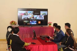 សាខាបក្ខភាគភូមិ សួយចាយ ភ្ជាប់ការប្រជុំតាមប្រព័ន្ធអនឡាញ។ រូបថត៖ ហឿងធូ - ទីភ្នាក់ងារព័ត៌មានវៀតណាម