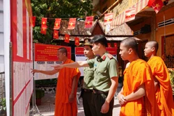 ច្ចាស់ឆ្នោតជាបងប្អូនជនជាតិ ខ្មែរ រស់នៅទីក្រុង ហូ ជីមិញ ក៏បានអញ្ជើញនិងនិមន្តមកដល់ចំណុចបោះឆ្នោតតាំងពីព្រឹកព្រលឹម។