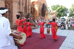 កម្មវិធី​សម្តែងសិល្បៈ​តាមចង្វាក់​រាំ​របស់​ជនជាតិ​ ចាម ​នៅប្រសាទ ពោណាហ្ការ៍ ខេត្ត ខាញ់ហ្វា។ រូបថតឯកសារ - ពន្យល់ដោយប្រើរូបភាព៖ ដាំងទន់ - ទីភ្នាក់ងារព័ត៌មានវៀតណាម