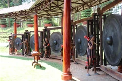 បងប្អូនជនជាតិ​ ស្ទៀង បង្ហាញថ្វៃដៃវាយគង​នៅ​តំបន់​អភិរក្ស​វប្បធម៌​ជនជាតិ​ ស្ទៀង ភូមិ បំប (ស្រុក ប៊ូដាំង ខេត្ត ប៊ិញភឿក)។ រូបថត៖ ញឹតប៊ិញ - ទីភ្នាក់ងារព័ត៌មានវៀតណាម