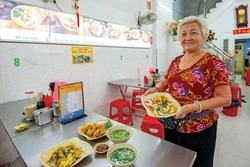 លោកស្រី លៀវ ថៃលៀន ជនជាតិ ចិន មានបទពិសោធន៍ជាច្រើនឆ្នាំកែចៃ្នមុខអាហារនំគាវនៅវិថីភោជនាហារ ហា តូនក្វៀន