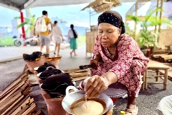 សិប្បការិនី Rofiah ធ្វើនំអាកោដុត ហាកោ។