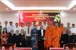 ថ្នាក់ដឹកនាំទីក្រុង កឹនធើ និងសមណស័ក្ដិ អ្នកមុខអ្នកការបណ្តាសាសនានៅក្នុងកិច្ចជួបជុំ។ រូបថត៖ ហុងថៃ - ទីភ្នាក់ងារព័ត៌មានវៀតណាម