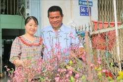 ប្ដីប្រពន្ធបង ង្វៀន បាដាយ មានសុភមង្គលនៅមុខសំយ៉ាបផ្ទះចាប់ផ្តើមសម្រស់និទាឃរដូវនៃភូមិភាគខាងត្បូង - ខាងជើងទាំងពីរ។