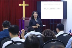 អនុបណ្ឌិត ថៀវ ធីហឿង ប្រធានការិយាល័យកិច្ចការប្រូតេស្តង់ គណៈកម្មាធិការកិច្ចការសាសនារដ្ឋាភិបាលផ្លាស់ប្តូរអំពីខ្លឹមសារមូលដ្ឋាន ស្នូលនៃច្បាប់ស្តីពីជំនឿ សាសនានិងច្បាប់ស្តីពីការបោះឆ្នោតជ្រើសតាំងសមាជិករដ្ឋសភានីតិកាលទី ១៦ តំណាងក្រុមប្រឹក្សាប្រជាជនគ្រប់លំដាប់ថ្នាក់អាណត្តិ ២០២៦ - ២០៣១។ រូបថត៖ ង្វៀនគុក - ទីភ្នាក់ងារព័ត៌មានវៀតណាម