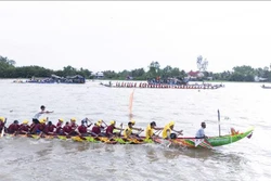 ការប្រណាំងទូក ងតាំងពីយូរលង់ណាស់មកហើយបានផ្សារភ្ជាប់ជាមួយការបង្កបង្កើតនិងការអភិវឌ្ឍបណ្តាអត្តសញ្ញាណវប្បធម៌របស់បងប្អូនជនជាតិ ខ្មែរ។ រូបថត៖ កុងម៉ាវ - ទីភ្នាក់ងារព័ត៌មានវៀតណាម។