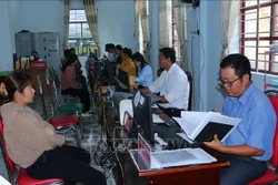 សកម្មភាពមជ្ឈមណ្ឌលរដ្ឋបាលសាធារណៈឃុំ ឡឹមតឹន ដំណើរការយ៉ាងរលូនបម្រើបងប្អូនជនជាតិ ខ្មែរ។ រូបថតឯកសារ៖ ទន់ភី - ទីភ្នាក់ងារព័ត៌មានវៀតណាម។