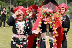 ពិធីដង្ហែកូនក្រមុំរបស់ជនជាតិ យ៉ាវ ក្រហម នៅខេត្ត ឡាយចូវ