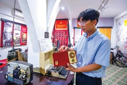 ឧបករណ៍ទាក់ទងពត៌មានរបស់កងកម្លាំងពិសេស សាយហ្គន ត្រូវបានដាក់តាំងបង្ហាញនៅសារមន្ទីរកងកម្លាំងពិសេស សាយហ្គន - យ៉ាឌិញ នៅលេខ ១៤៥ ត្រឹន ក្វាងខាយ ខណ្ឌ ១ (ទីក្រុង ហូ ជីមិញ)