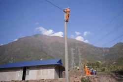 សេចក្តីត្រេកអររបស់ប្រជាជនភូមិ ហួយយ៉ាវ ឃុំ មឿងមោ នៅពេលមានភើ្លងអគ្គិសនីមុនបុណ្យចូលឆ្នាំថ្មី។