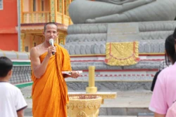 ព្រះតេជគុណ សឺន ថន ព្រះចៅអធិការវត្ត ជ្រោយទឹមកណ្តាល (ភូមិ តឹមឡុក ឃុំ ដាយតឹម ស្រុក មីស្វៀន ខេត្ត សុកត្រាំង) និមន្តថេរដីកានៅក្នុងពិធីបើកបវេសនកាលថ្នាក់សិក្សាអក្សរ ខ្មែរ ឱកាសវិស្សមកាល។