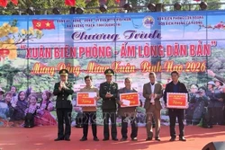 សកម្មភាពដ៏មានអត្ថន័យមិនត្រឹមតែនាំមកនូវក្តីរីករាយត្រេកអរ ចំហាយនិទាឃរដូវកក់ក្តៅជូនប្រជាជនប៉ុននោះទេ ថែមទាំងរឹតបន្តឹងគុណស្រ័យសាមគ្គីភាពកងទ័ព - ប្រជាជននៅតំបន់ព្រំដែននៃមាតុភូមិទៀតផង។ រូបថត៖ ទីភ្នាក់ងារព័ត៌មានវៀតណាមផ្សាយ។