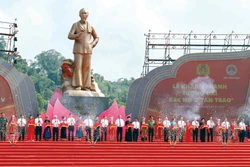 លោកអគ្គលេខាបក្ស តូឡឹម ជាមួយសមមិត្តថ្នាក់ដឹកនាំបក្ស រដ្ឋអញ្ជើញចូលរួមពិធីសម្ពោធរូបសំណាកលោក អ៊ំ ហូ នៅ តឹនត្រាវ (ខេត្ត ត្វៀនក្វាង) ថ្ងៃទី ១៤ ខែ សីហា ឆ្នាំ ២០២៥