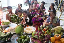 ពិធីកិច្ចបូជាត្រូវបានធ្វើឡើងដោយមានការចូលរួមពីសមាជិកសមាជិកាក្នុងគ្រួសារនិងមាមីងបងប្អូនក្នុងភូមិស្រុក។