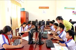 សាលារៀនថាក់រៀន​ត្រូវ​បាន​វិនិយោគ​យ៉ាង​ធំទូលាយស្អាតបាតបង្ក​លក្ខខណ្ឌ​អំណោយផល​សម្រាប់​សិស្សសាលាតំបន់បងប្អូនជនជាតិ ខ្មែរ​ ​ខេត្ត វិញឡុង សិក្សារៀនសូត្រ។ រូបថត៖ ឡេ ធុយហាំង - ទីភ្នាក់ងារព័ត៌មានវៀតណាម