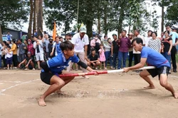 ប្រជាជនប្រកួតប្រជែងវិញ្ញាសារុញដំបង។ រូបថត៖ ថាញ់ហ្វា - ទីភ្នាក់ងារព័ត៌មានវៀតណាម