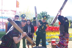 ប៉ុសិ៍្តការពារព្រំដែន ហឿងឡឹប (ខេត្ត ក្វាងទ្រី) រៀបចំកម្មវិធី "និទាឃរដូវការពារព្រំដែនផ្តល់ភាពកក់ក្តៅដល់បេះដូងអ្នកភូមិ" នៅឃុំ ហឿងឡឹប ដោយមានសកម្មភាពជាក់ស្តែងនិងមានអត្ថន័យជាច្រើន។