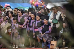 ប្រជាជនឃុំ ប៉ា ក រំភើបរីករាយចូលរួមពិធីបុណ្យ ហ្គៅតាវ។ (រូបថត៖ ត្រុងដាត - ទីភ្នាក់ងារព័ត៌មានវៀតណាម)