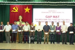 អង្គភាពសេដ្ឋកិច្ច - ការពារជាតិ ៧៧៨ (យោធភូមិភាគ ៧) ជូនអំណោយដល់ព្រឹទ្ធាចារ្យភូមិ ប្រធានភូមិ អ្នកមានប្រជាប្រិយភាពក្នុងតំបន់បងប្អូនជនជាតិភាគតិច។ រូបថត៖ កហ្គឿយហ៍ - ទីភ្នាក់ងារព័ត៌មានវៀតណាម