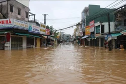ទឹកជំនន់ពីទន្លេ ត្រាបុង បង្កជន់លិចជ្រៅតំបន់លំនៅឋាននៅលើផ្លូវជាតិ 1A ឃុំ ប៊ិញស៊ើន ខេត្ត ក្វាងង៉ាយ។ រូបថត៖ ផាមគឿង - ទីភ្នាក់ងារព័ត៌មានវៀតណាម