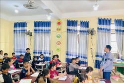 បច្ចុប្បន្នមានសិស្សសាលាជនជាតិ ជឹត ចំនួន ១៩ នាក់កំពុងសិក្សារៀនសូត្រនៅសាលាបឋមសិក្សា ហឿងលៀន (ខេត្ត ហាទិញ)។ រូបថត៖ ហ៊ឺវក្វៀត - ទីភ្នាក់ងារព័ត៌មាន វៀតណាម