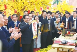 លោកនាយករដ្ឋមន្ត្រី ផាម មិញជិញ អញ្ជើញទស្សនាស្តង់ទំនិញប្រពៃណីទាំងឡាយនៅផ្សារណាត់និទាឃរដូវលើកទី ១ - ឆ្នាំ ២០២៦។