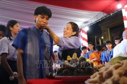 ពិធីកិច្ចអកអំបុក​ក្នុង​ពិធីថ្វាយព្រះខែ។ រូបថត៖ ហុងថៃ - ទីភ្នាក់ងារព័ត៌មានវៀតណាម