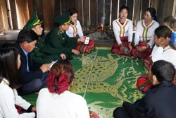 កងកម្លាំងការពារព្រំដែននិងព្រឹទ្ធាចារ្យភូមិ ប្រធានភូមិទៅកាន់ក្រុមគ្រួសារជនជាតិ ជឹត នីមួយៗ នៅភូមិ រ៉ាវទ្រា ដើម្បីឃោសនាអំពីការងារបោះឆ្នោត។