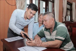 ប្រជានេសាទចូលរួមហ្វឹកហ្វឺននៅ លីស៊ើន ស្តីពីការអភិរក្សសមុទ្រ សត្វល្មិចនិងប្រព័ន្ធអេកូឡូស៊ីសមុទ្រ បានផ្តល់ចំណេះដឹង បំណិនជួយសង្គ្រោះ ត្រួតពិនិត្យ រួមចំណែកដល់ការផ្សព្វផ្សាយការយល់ដឹងអំពីការការពារមហាសមុទ្រប្រកបដោយចីរភាព។ រូបថត៖ ផានភឿង – ទីភ្នាក់ងារព័ត៌មានវៀតណាម