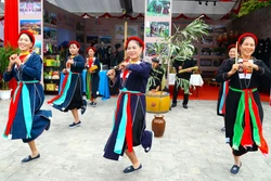 ចង្វាក់រាំ តាក់ស៊ិញ របស់ជនជាតិ សានជី ស៊ើនដុង នៅខេត្ត​ បាក់និញ