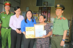 លោកវរសេនីយ៍ឯក ឡេ ភូថាញ់ (ខាងស្តាំ) នាយករងនគរបាលខេត្ត អានយ៉ាង និងអ្នកតំណាងប្រគល់សេចក្តីសម្រេចជូនផ្ទះ “ថ្ងៃទី ១៩ ខែ សីហា” ដល់គ្រួសារលោកស្រី កាវ ធីបឿង នៅភូមិ អានថាញ់ ឃុំ អានភូ ខេត្ត អានយ៉ាង។