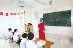 ដោយសារចំនួនសិស្សតិចបានជាប្អូនៗ ថ្នាក់ទី ៤ និងទី ៥ នៅសាលាអន្តរកម្រិតកោះ ត្រឹន ត្រូវបានរៀនថ្នាក់គួប។