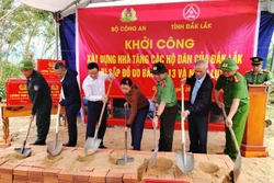 ក្រសួងនគរបាលសហការជាមួយគណៈកម្មាធិការប្រជាជនខេត្ត ដាក់ឡាក់ ប្រារព្ធពិធីបើកការដ្ឋានសាងសង់ផ្ទះលំនៅចំនួន ១៦ ខ្នងជូនក្រុមគ្រួសារប្រជាជនទាំងឡាយនៅក្នុងឃុំ ស៊ន់ឡាញ់ នៅថ្ងៃទី ២៦ ខែ វិច្ឆិកា។ រូបថត៖ តឿងគ្វឹន - ទីភ្នាក់ងារព័ត៌មានវៀតណាម