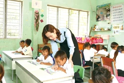 អ្នកគ្រូ ឡេ ធីង៉ុកលិញ ពាំនាំចំណង់ចំណូលចិត្ត ភាពក្លៀវក្លារបស់យុវវ័យច្បាមភូមិ ច្បាមសាលា ឃ្មាតខ្មីនាំយកតួអក្សរមកកាន់សិស្សសាលាជនជាតិភាគតិចម្នាក់ៗ ឃុំ ជើឡុង (ខេត្ត យ៉ាឡាយ)។