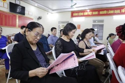 អ្នកតំណាងអញ្ជើញចូលរួមកិច្ចប្រជុំសិក្សាឯកសារ។ រូបថត៖ ទន់អាញ់ - ទីភ្នាក់ងារព័ត៌មានវៀតណាម