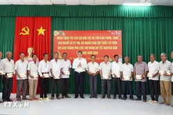 លោកអនុរដ្ឋមន្ត្រីក្រសួងជនជាតិនិងសាសនា អ៊ី វិញទើរ៍ អញ្ជើញប្រគល់អំណោយបុណ្យចូលឆ្នាំដល់ជនមានប្រជាប្រិយភាពនៅឃុំ មីហឿង។ (រូបថត៖ ទីភ្នាក់ងារព័ត៌មានវៀតណាមផ្សាយ)