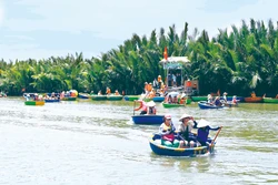 ភ្ញៀវទេសចរស្រាវជ្រាវរាវរកចូលទៅជ្រៅក្នុងព្រៃចាកនៅលើទូកកញ្ជើចម្រុះពណ៌ទាំងឡាយ។