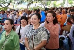 ប្រជាជនភាគច្រើនរង់ចាំធ្វើសក្ការៈបូជាក្នុងចិត្តប្រុងប្រៀបអនុមោទនា