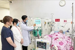 មជ្ឈមណ្ឌលសុខាភិបាល ភូគ្វក់ ជួយសង្គ្រោះអ្នកជំងឺបានរស់រានមានជីវិតក្រោយពេលប្រើបច្ចេកទេសបន្សុទ្ធឈាមបន្ត។ រូបថត៖ ទីភ្នាក់ងារព័ត៌មានវៀតណាមផ្សាយ