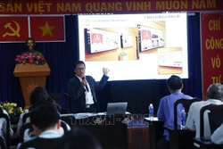 អ្នកជំនាញការ ង្វៀន កាវទ្រី ហ្វឹកហ្វឺនបំណិនប្រតិបត្តិការនិងបំពេញបេសកកម្មនៅលើប្រព័ន្ធតុលាការអេឡិចត្រូនិចនៅក្នុងកិច្ចប្រជុំ។