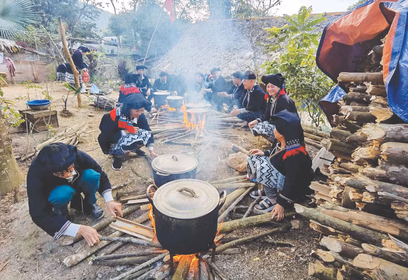 អំឡុងពេលរង់ចាំនំបាញ់ជឹងត្រូវបានស្ងោរឆ្អិនក៏ជាពេលវេលាដែលជនជាតិ យ៉ាវ និយាយសើច សំណេះសំណាលជាមួយគ្នាយ៉ាងសប្បាយរីករាយ
