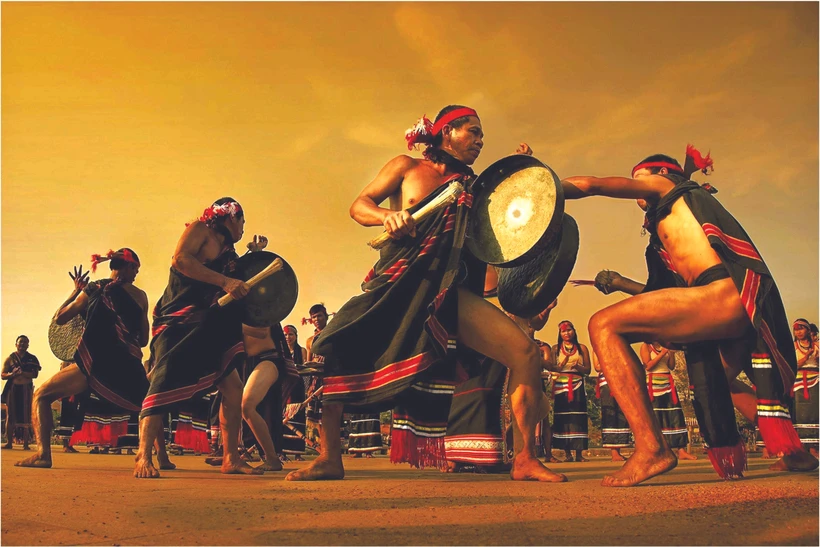 ជនជាតិ ករ៍ គឺជាជនជាតិមួយក្នុងចំណោម ៥៤ ជនជាតិនៅ វៀតណាម រស់នៅភាគច្រើននៅតាមស្រុក ត្រាបុង តីត្រា (ខេត្ត ក្វាងង៉ាយ) ណាមត្រាមី និង នូយថាញ់ (ខេត្ត ក្វាងណាម)
