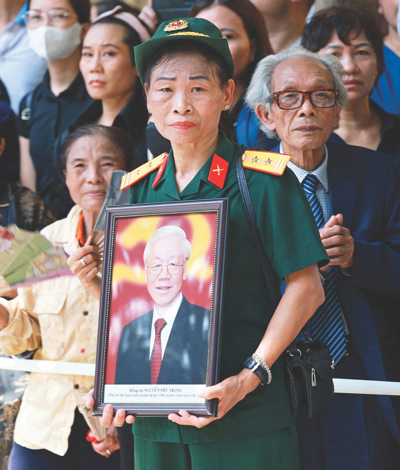 ប្រជាជនជូនដំណើរលោកអគ្គលេខាបក្ស ង្វៀន ភូត្រុង