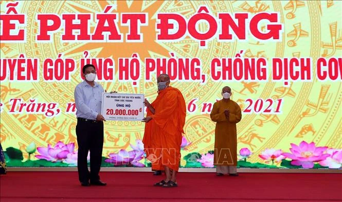 តំណាងព្រះសង្ឃខេត្ត សុកត្រាំង និមន្តប្រគល់បច្ច័យ ជួយឧបត្ថម្ភនៅក្នុងពិធីបំផុសការរៃអង្គាស ជួយឧបត្ថម្ភ