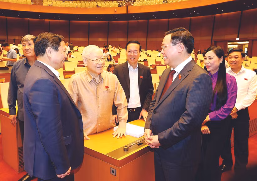 នាថ្ងៃទី ៧ ខែ វិច្ឆិកា ឆ្នាំ ២០២៣ លោកអគ្គលេខាបក្ស ង្វៀន ភូត្រុង អញ្ជើញចូលរួមសម័យសួរដេញដោលនិងឆ្លើយសំណួរនៃការសួរដេញដោលនៅសម័យប្រជុំរដ្ឋសភាលើកទី ៦ នីតិកាលទី ១៥។ ក្នុងរូបថត៖ លោកអគ្គលេខាបក្ស ង្វៀន ភូត្រុង និងសមមិត្តសមមិត្តនារីថ្នាក់ដឹកនាំបក្ស រដ្ឋផ្លាស់ប្តូរនៅស