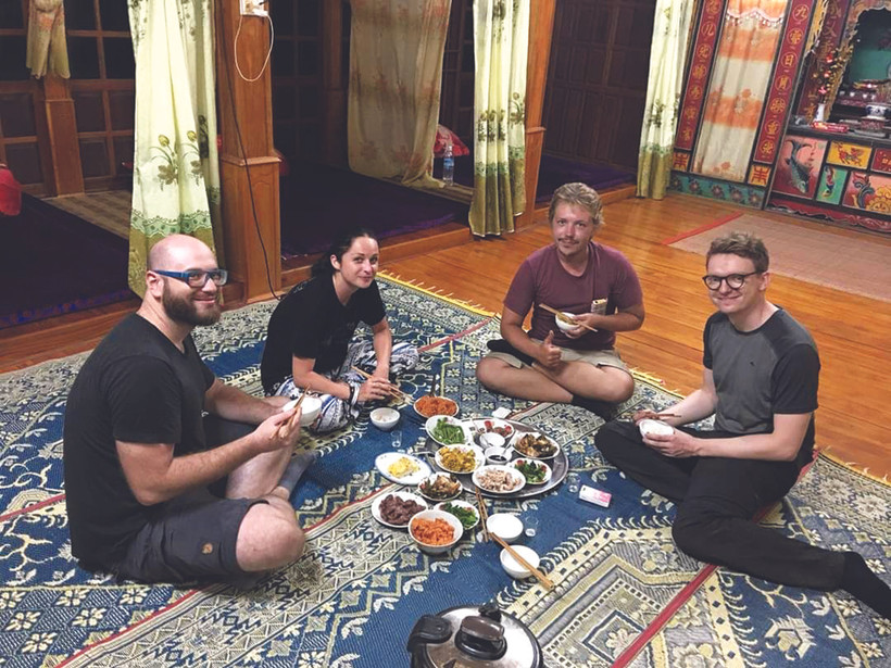ភ្ញៀវទេសចរភ្លក់រសជាតិមុខម្ហូបពិសេសប្រចាំតំបន់របស់បងប្អូនជនជាតិ តៃ