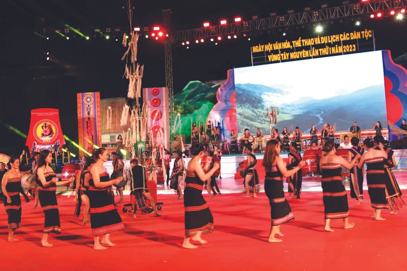 ទិវាមហោស្រពមានការចូលរួមរបស់តារាសម្ដែង សិប្បករសិប្បការិនីជាង ៦០០ នាក់ជាជនជាតិភាគតិចស្ថិតក្នុងចំណោមខេត្តទាំង ៥ តីង្វៀន
